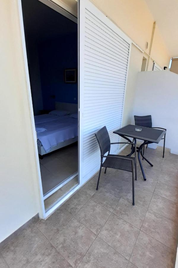 Nikolaki Rooms Pórto Ráfti Esterno foto