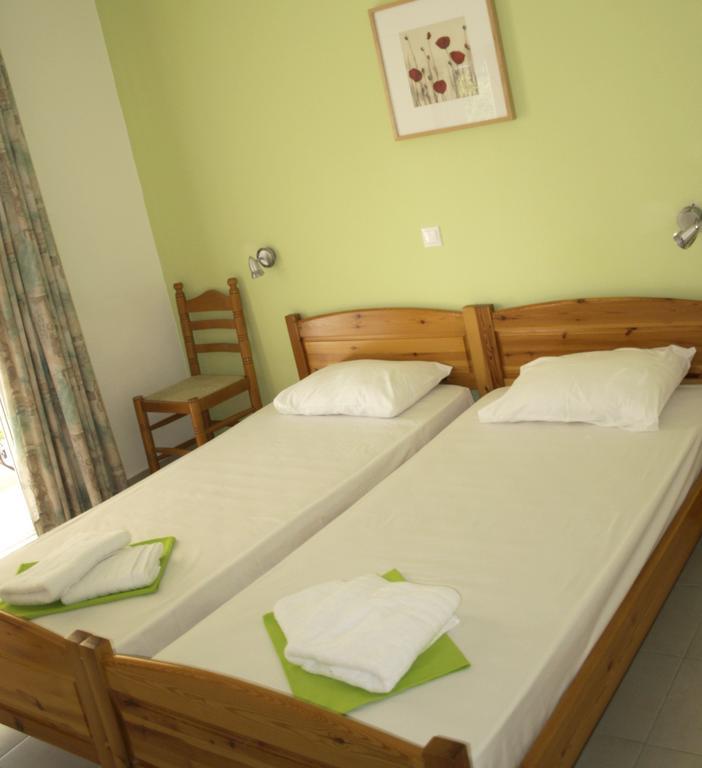 Nikolaki Rooms Pórto Ráfti Esterno foto