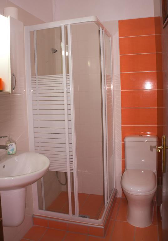 Nikolaki Rooms Pórto Ráfti Esterno foto